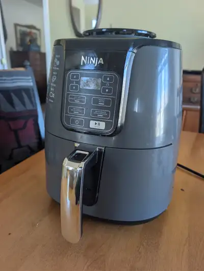 Single basket air fryer in great working condition. • One pull-out non-stick basket • Adjustable tem...