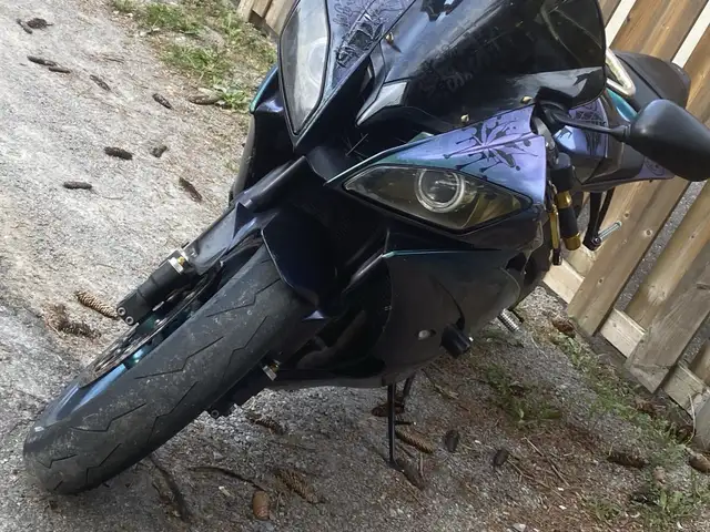 2006 Yamaha  yzf r6  in Sport Bikes in Oshawa / Durham Region - Image 3