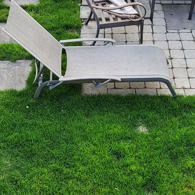 Patio set with two chairs and  table and Lounge Chaise Sunbrella in Patio & Garden Furniture in Mississauga / Peel Region - Image 8