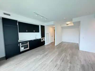 Queen/Yonge 1+den 2bath Free Water & Internet