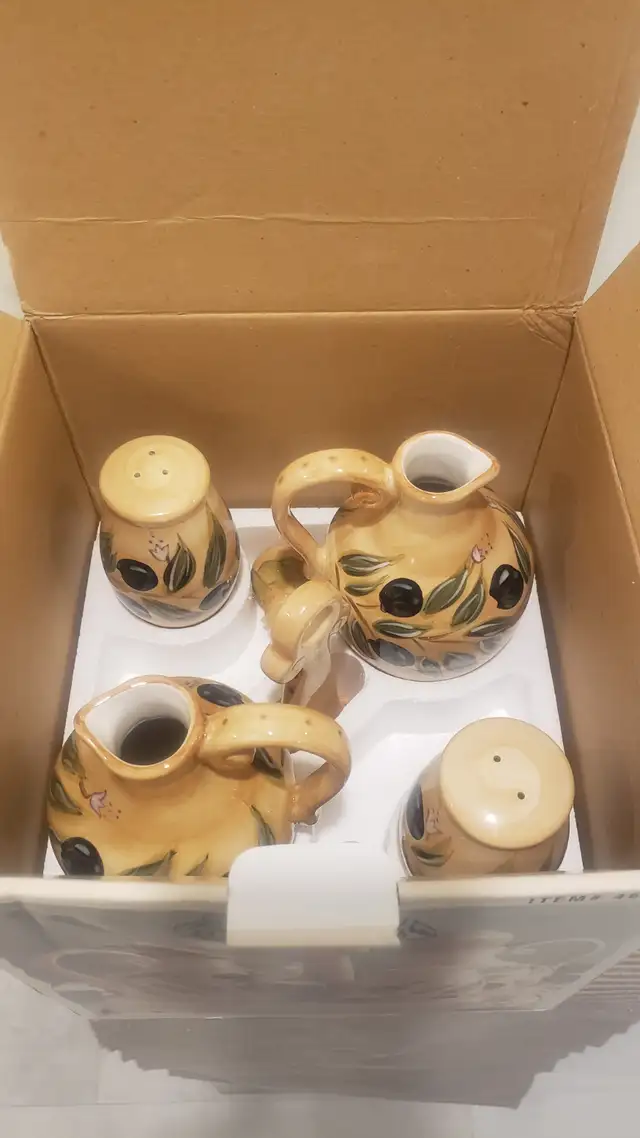 5-piece Cruet Set, Hand painted, Provincial Olives Collection *N in Kitchen & Dining Wares in City of Toronto - Image 10