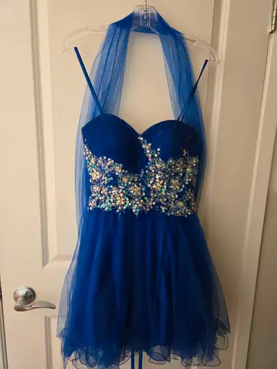 Rianna Couture size 6. Comes with shawl. Can wear with or without straps. Adjustable lace up back wi...