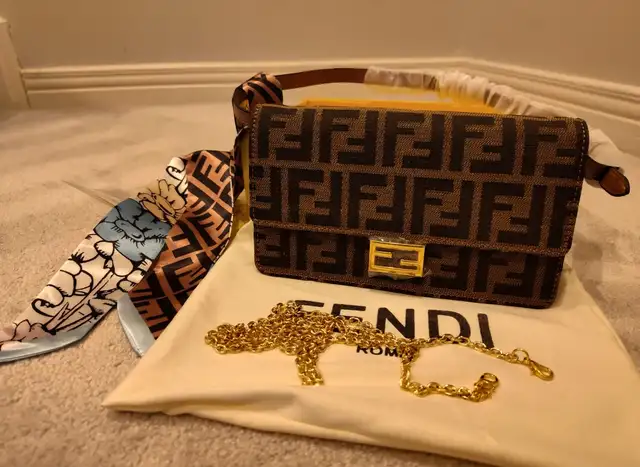 Fendi Wallet on Chain Baguette in Women's - Bags & Wallets in Markham / York Region - Image 3