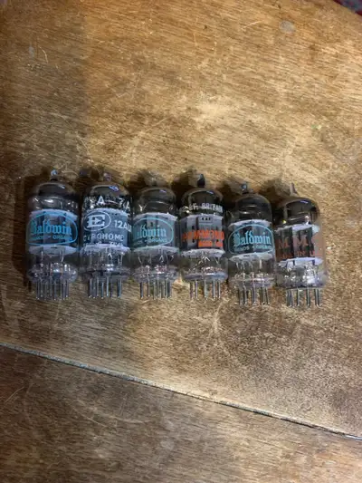 Vintage 12au7 tubes for sale. All have been tested and work great. Will meet up or send in the mail....