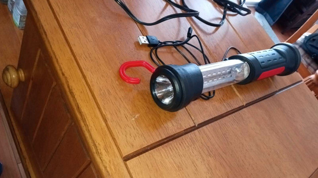 Lumière LED lampe portative USB Motomaster Neuve! dans Autres pièces et accessoires  à Shawinigan - Image 3
