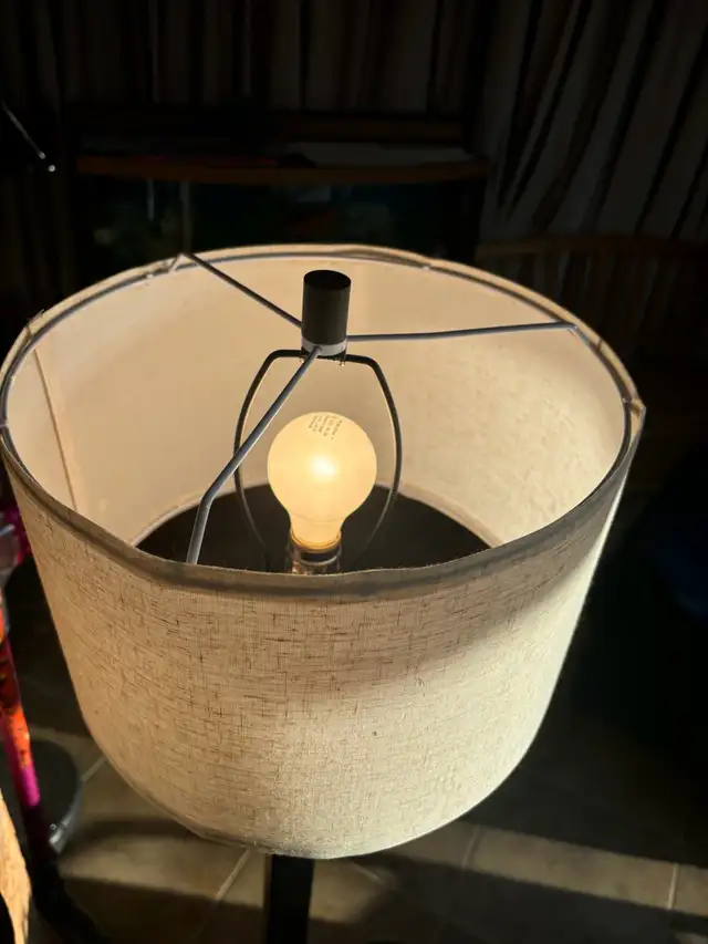 Floor lamp in Indoor Lighting & Fans in Markham / York Region - Image 3