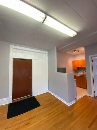 Renfrew Utilities are included in this very bright ground floor one bed/studio apt central location...