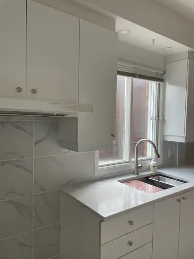 Grand 4 1/2 de 900pc au 2ieme étage d’un 5plex. Disponible immédiatement -Cuisine avec dînette -Plan...