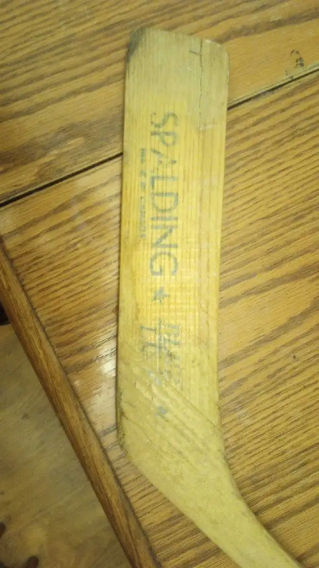 Vintage Spalding blue line hockey stick in Hockey in Winnipeg - Image 3