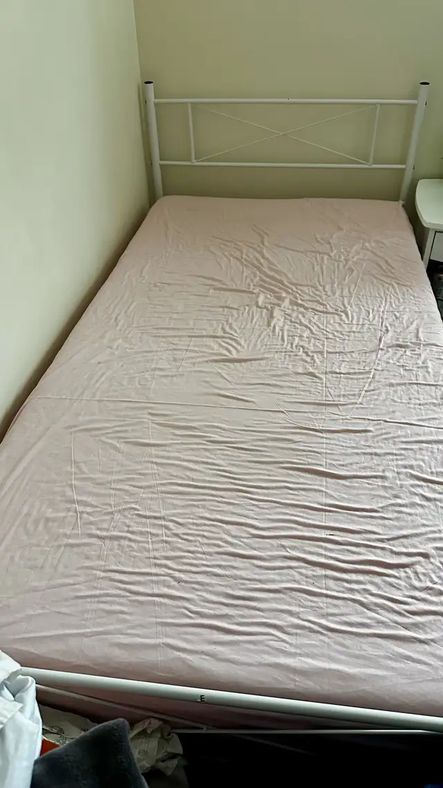 Casper Twin Mattress & White Metal Bed Frame in Beds & Mattresses in City of Toronto - Image 2