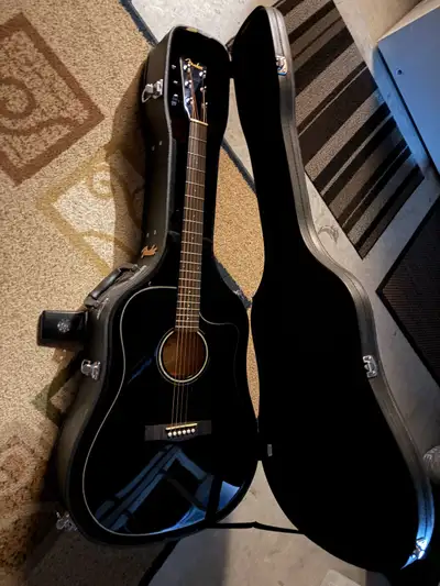 Fender Acoustic - Electric guitar with built in tunner Line 6 Amp Fender made hard shell case Guitar...