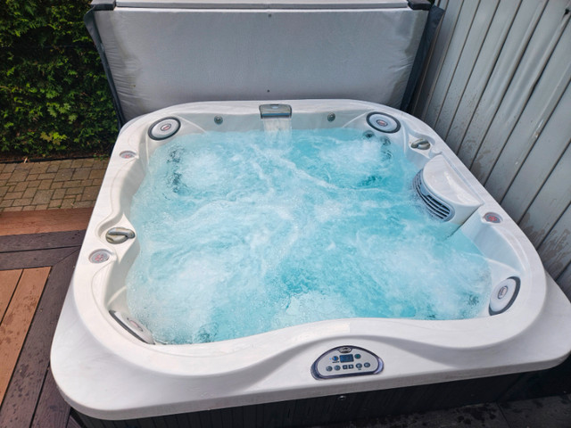Jacuzzi Hot Tub for sale in Hot Tubs & Pools in Hamilton - Image 4
