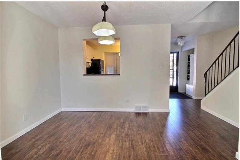 3-BEDROOM TOWNHOUSE + PRIVATE FENCED YARD – BANNERMAN 4