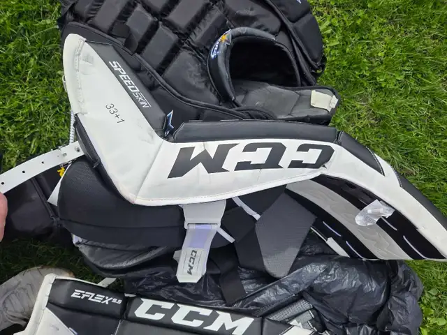 hockey goalie equipment in Hockey in Oshawa / Durham Region - Image 3
