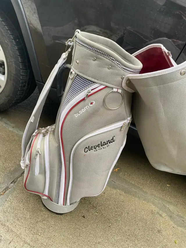 CLEVELAND BLOOM Golf Bag. Excellent condition. All zippers work in Golf in Saskatoon - Image 2