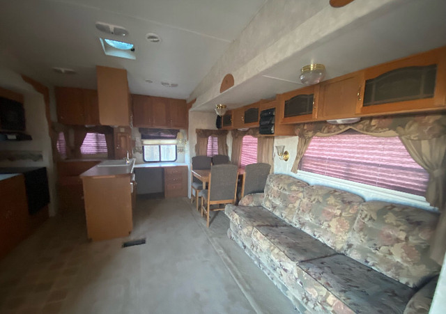 Cheap living in this huge RV Keystone Montana in Travel Trailers & Campers in Edmonton - Image 4
