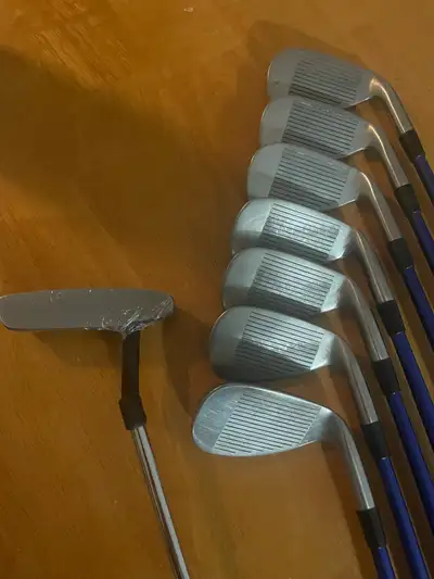 Set of left hand clubs and bag, got an upgrade so no longer need this set. Great set if you’re looki...