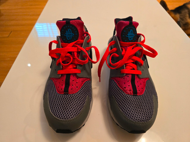 Nike Air Huarache Cool Grey Crimson Size 10.5 dans Chaussures pour hommes  à Laval/Rive Nord - Image 2