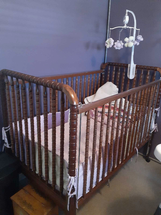 Selling crib in Cribs in Windsor Region