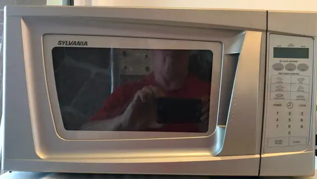 Used Sylvania 1.0 cu. ft. microwave oven in Microwaves & Cookers in Belleville - Image 2