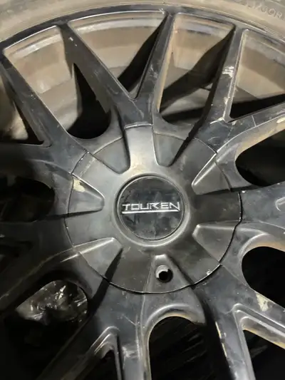 Je vends cet ensemble de pneus Michelin 235/60R18 montés sur des jantes en alliage noir Touren. Ces...