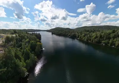 Terrain bord de l'eau à construire à moins d'une heure de Montreal ! Lac Saint Denis Aqueduc, égouts...