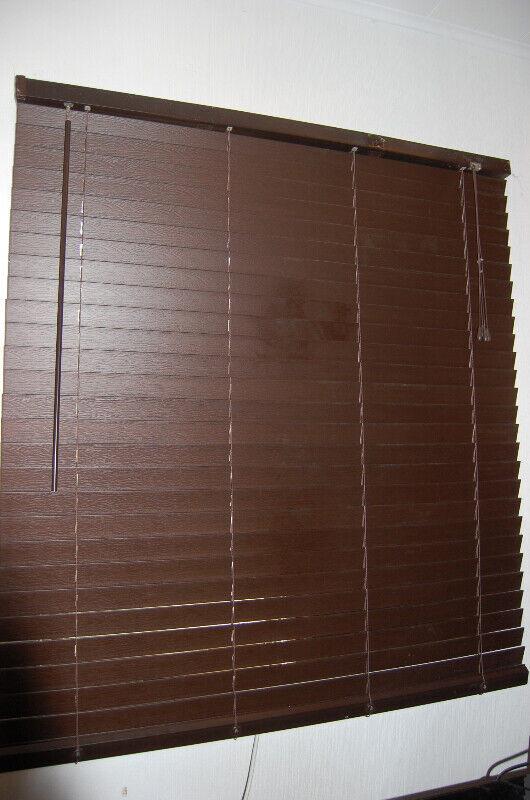 Stores en imitation de bois / faux wood blinds dans Habillage de fenêtres  à Longueuil/Rive Sud