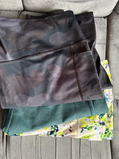 I'm offering a bundle of three pairs of women's GapFit/Tuff Athletics/Old Navy leggings in XXL/TTG....