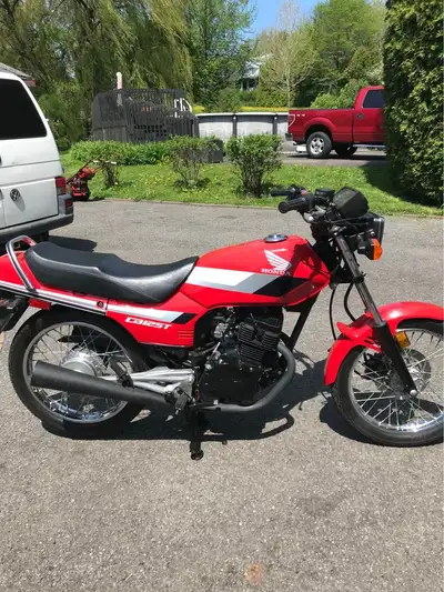 Avec papiers , va super bien , 3364 km , pas besoin d'inspection pour le mettre sur la route . 125cc...