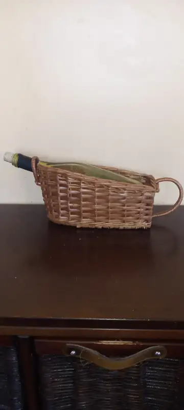 Corbeil en osier pour mettre une bouteille de vin ,