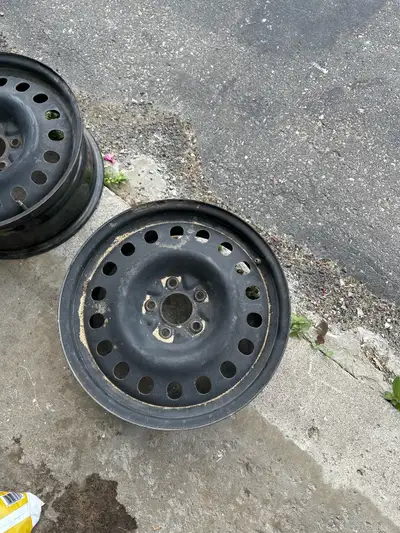 4 winter rims Tires on 2 of the rims are mixed prob trash 2 rims have no tires