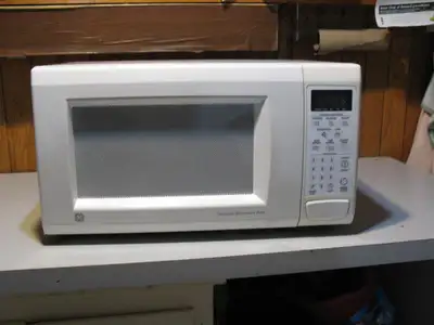 GE Countertop Microwave Oven in perfect working order. * Very clean and ready to be used * Includes...
