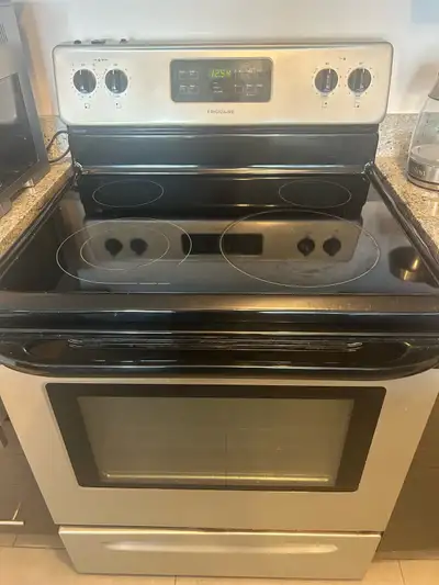 Four presque neuf, View more