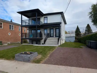 Grand logement 4 1/2 à louer pour le 1er juillet. Très lumineux et un grand balcon. Pas d’animaux ac...