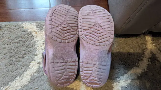 1$ sandale/croc fille grandeur 4 bon état Candiac J5R4R5  in Kids & Youth in Longueuil / South Shore - Image 3
