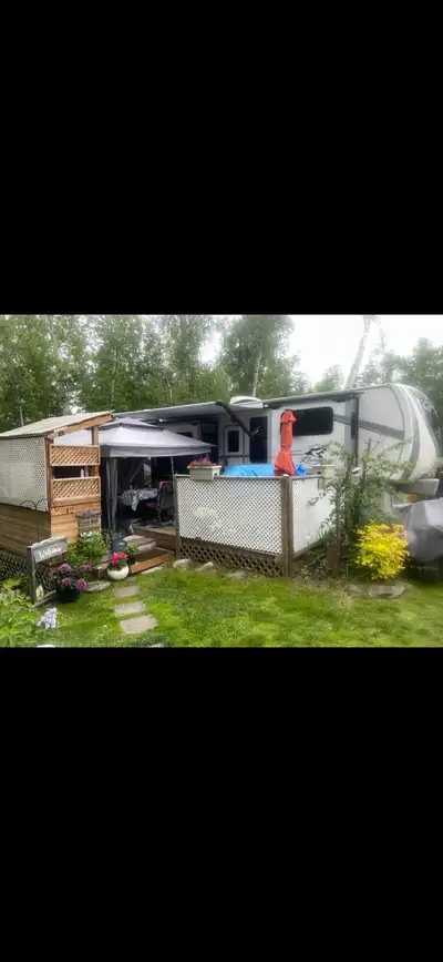 Luxury unit, front living room, King size master, 44’ long, 5 slides, 2 awnings, 2 air cond units, 2...