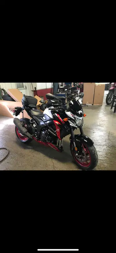 Sac de transport était sur GSX-S 750. Payé 165$ + tx, laisse à 50$. Très propre. Raison de la vente:...