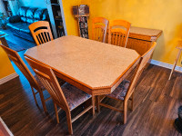Table extensible+6 chaises+vaisselier excellent état