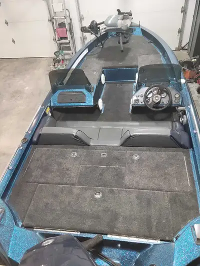 Clean and freshly refurbished Ranger bass boat with ranger trailer. Full detailedvwith new carpet an...
