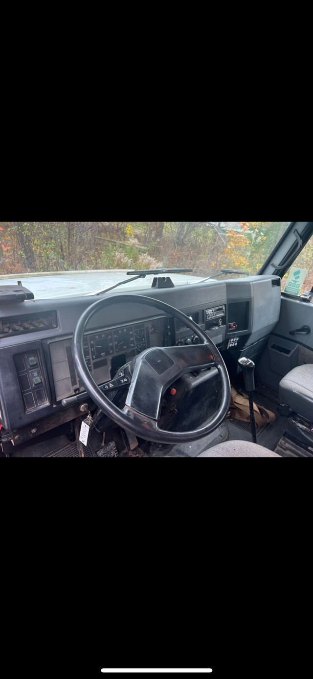 1995 international dump truck in Heavy Trucks in Oakville / Halton Region - Image 2