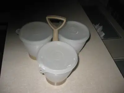 VINTAGE TUPPERWARE 3 BOLS À CONDIMENTS AVEC COUVERTS ET SUPPORT, View more