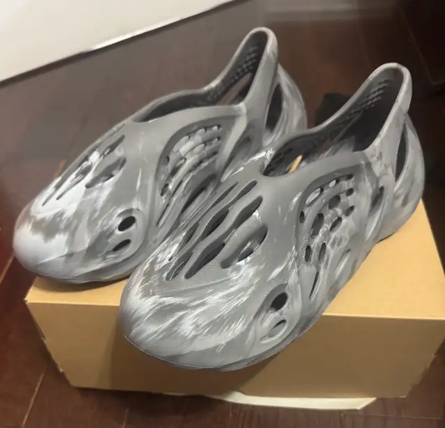  Yeezy Foam Runner Size -11 (never worn in Men's Shoes in City of Toronto - Image 3