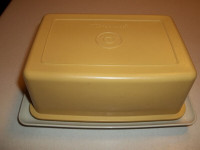 VINTAGE TUPPERWARE COVERED BUTTER CONTAINER