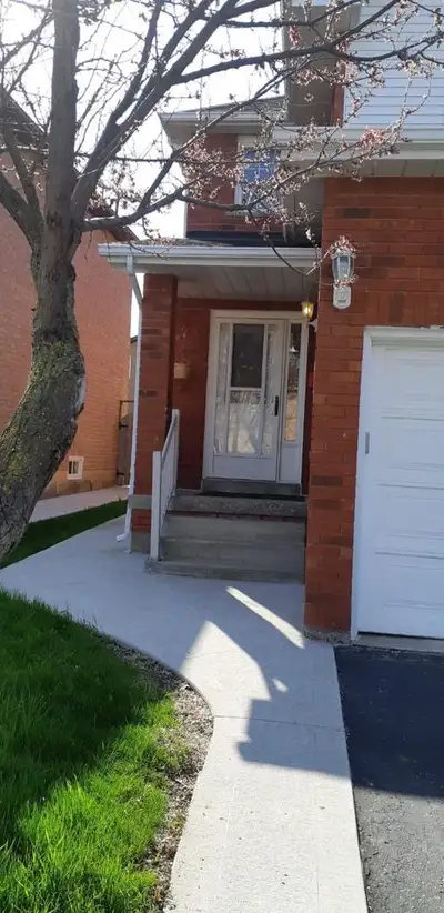 Available from March 1st!!! 4 bedrooms!! 3 bathrooms!! Beautiful backyard!! Parks and plazas at walk...