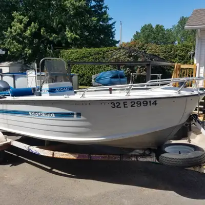 Pied neuf et hélice neuve installées avec facture moteur en parfais état Yamaha 2001 50 HP chaloupe...