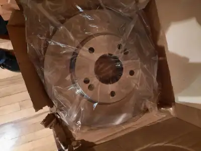 J'ai un ensemble de disques de frein avant et de plaquettes de frein avant Prosolution TB neufs pour...
