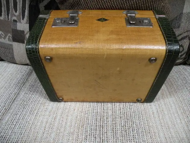 Vintage Tweed Travel Case Excellent Condition in Other in Woodstock - Image 9