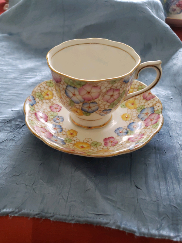 Royal Albert Crown china pattern 1118 tea cup and saucer in Arts & Collectibles in City of Toronto