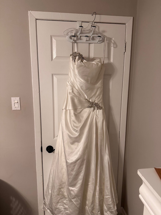 Wedding Dress, Tiara and Veil  in Wedding in Oakville / Halton Region