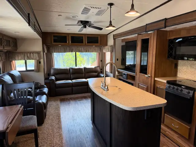 2018 36ft Fifth Wheel for sale in Travel Trailers & Campers in Quesnel - Image 10